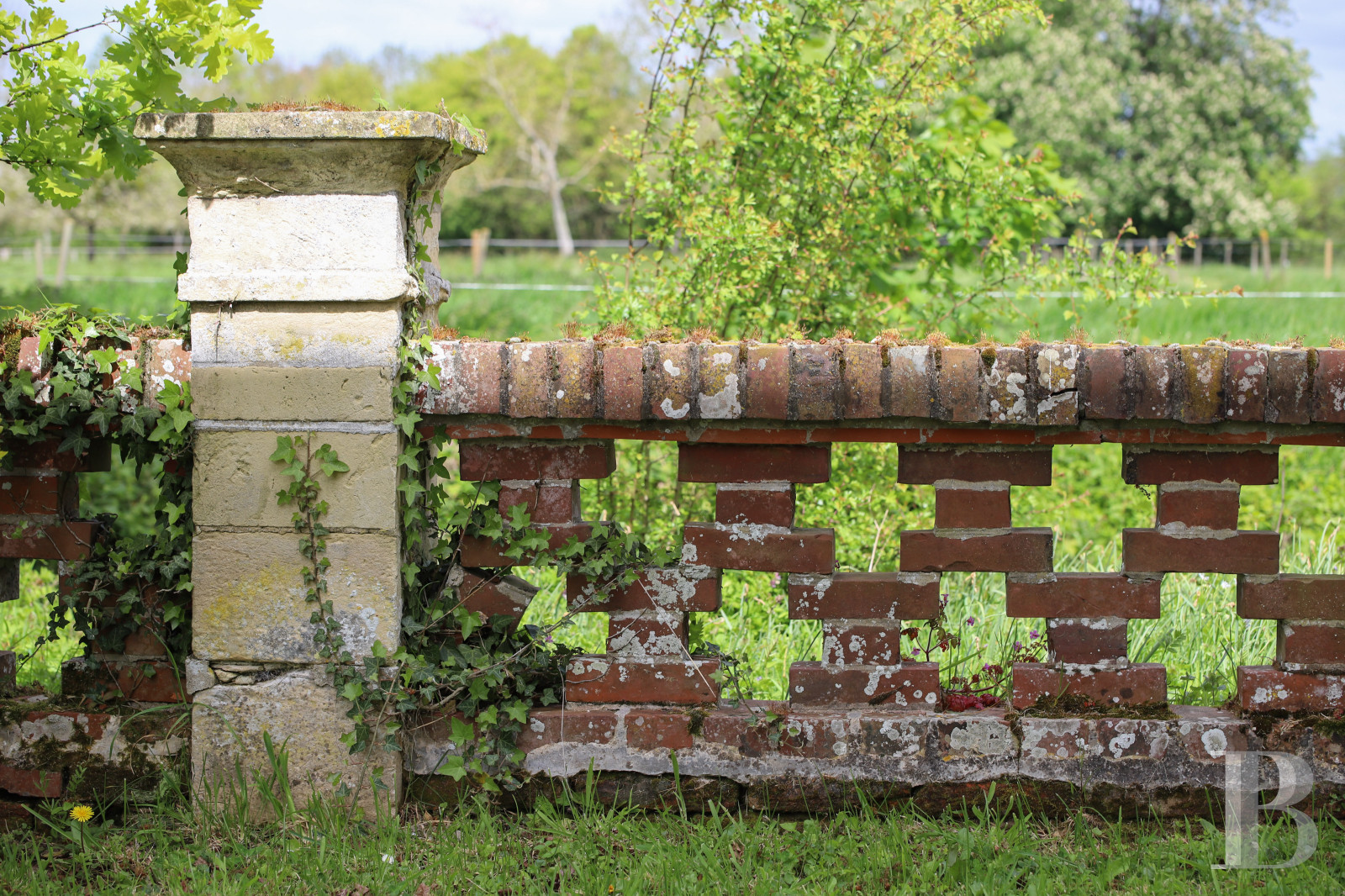 A 19th-century house bordered by a moat, in the Pays d'Auge region, in Normandy  - photo  n°11